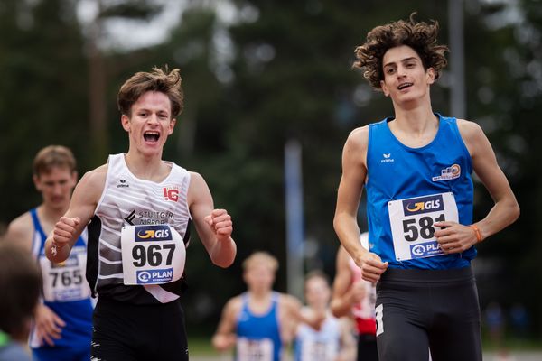 Louis Rath (LG Filder) und Felix Wittmann (Leichtathl.-SG Eschweiler) freuen sich ueber den Finaleinzug am 31.07.2021 waehrend den deutschen Leichtathletik-Jugendmeisterschaften 2021 in Rostock (Tag 2)