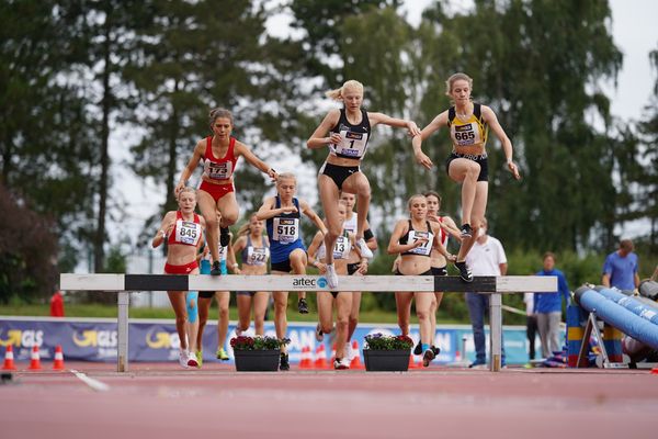 Laura Eisenreich (LAC Passau), Jolanda Kallabis (FT 1844 Freiburg), Adia Budde (TSV Altenholz) am 01.08.2021 waehrend den deutschen Leichtathletik-Jugendmeisterschaften 2021 in Rostock (Tag 3)