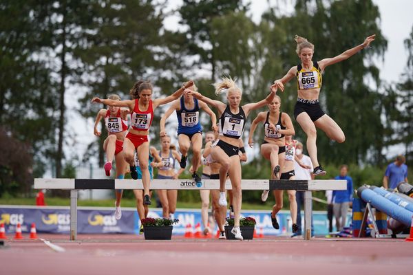 Laura Eisenreich (LAC Passau), Jolanda Kallabis (FT 1844 Freiburg), Adia Budde (TSV Altenholz) am 01.08.2021 waehrend den deutschen Leichtathletik-Jugendmeisterschaften 2021 in Rostock (Tag 3)