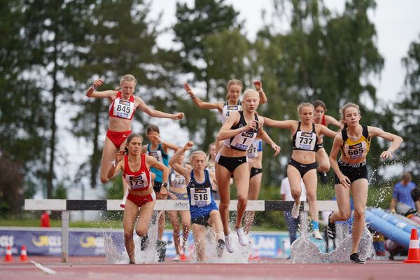 Laura Eisenreich (LAC Passau), Jolanda Kallabis (FT 1844 Freiburg), Adia Budde (TSV Altenholz) am 01.08.2021 waehrend den deutschen Leichtathletik-Jugendmeisterschaften 2021 in Rostock (Tag 3)