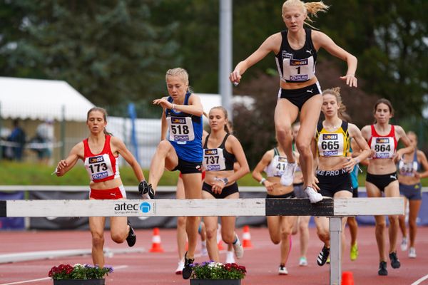 Laura Eisenreich (LAC Passau), Ronja Funck (TV Jahn Walsrode), Jolanda Kallabis (FT 1844 Freiburg) am 01.08.2021 waehrend den deutschen Leichtathletik-Jugendmeisterschaften 2021 in Rostock (Tag 3)