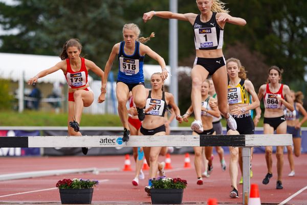 Laura Eisenreich (LAC Passau), Ronja Funck (TV Jahn Walsrode) am 01.08.2021 waehrend den deutschen Leichtathletik-Jugendmeisterschaften 2021 in Rostock (Tag 3)