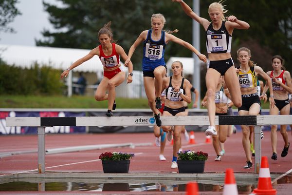 Laura Eisenreich (LAC Passau), Ronja Funck (TV Jahn Walsrode) am 01.08.2021 waehrend den deutschen Leichtathletik-Jugendmeisterschaften 2021 in Rostock (Tag 3)