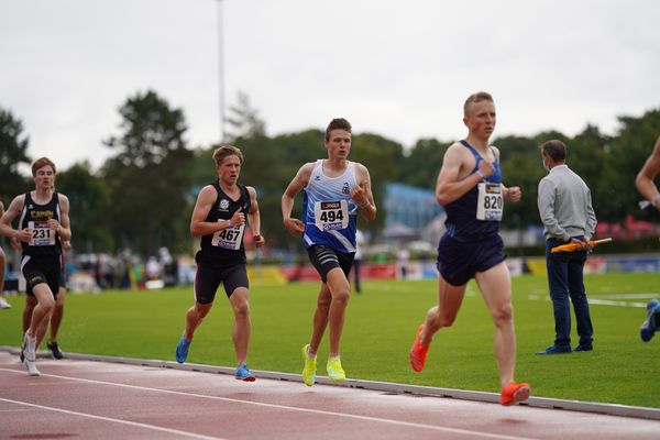 Jonas Kulgemeyer (OTB Osnabrueck) vor Bjarne Bernstein (Hannover 96) am 01.08.2021 waehrend den deutschen Leichtathletik-Jugendmeisterschaften 2021 in Rostock (Tag 3)