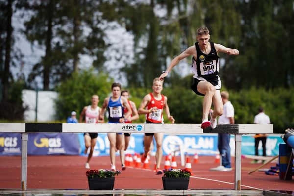 Kurt Lauer (LAZ Ludwigsburg) ueber 2000m Hindernis am 01.08.2021 waehrend den deutschen Leichtathletik-Jugendmeisterschaften 2021 in Rostock (Tag 3)