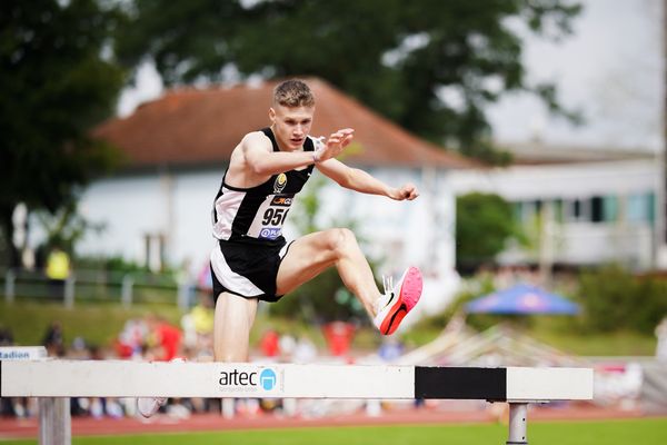 Kurt Lauer (LAZ Ludwigsburg) ueber 2000m Hindernis am 01.08.2021 waehrend den deutschen Leichtathletik-Jugendmeisterschaften 2021 in Rostock (Tag 3)