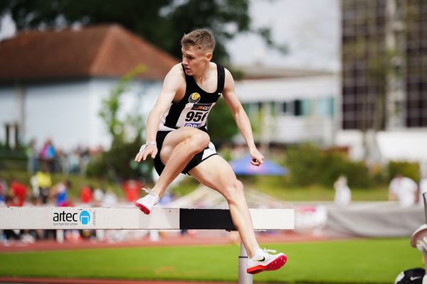 Kurt Lauer (LAZ Ludwigsburg) ueber 2000m Hindernis am 01.08.2021 waehrend den deutschen Leichtathletik-Jugendmeisterschaften 2021 in Rostock (Tag 3)