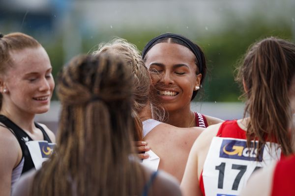 Laura Raquel Mueller (Unterlaender LG) nimmt Glueckwuensche entgegen am 01.08.2021 waehrend den deutschen Leichtathletik-Jugendmeisterschaften 2021 in Rostock (Tag 3)