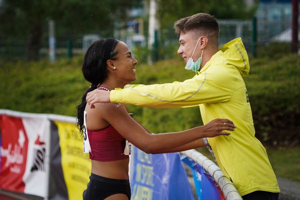 Laura Raquel Mueller (Unterlaender LG) nimmt Glueckwuensche von Oliver Koletzko (Wiesbadener LV) entgegen am 01.08.2021 waehrend den deutschen Leichtathletik-Jugendmeisterschaften 2021 in Rostock (Tag 3)