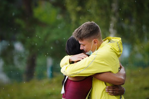 Laura Raquel Mueller (Unterlaender LG) nimmt Glueckwuensche von Oliver Koletzko (Wiesbadener LV) entgegen am 01.08.2021 waehrend den deutschen Leichtathletik-Jugendmeisterschaften 2021 in Rostock (Tag 3)