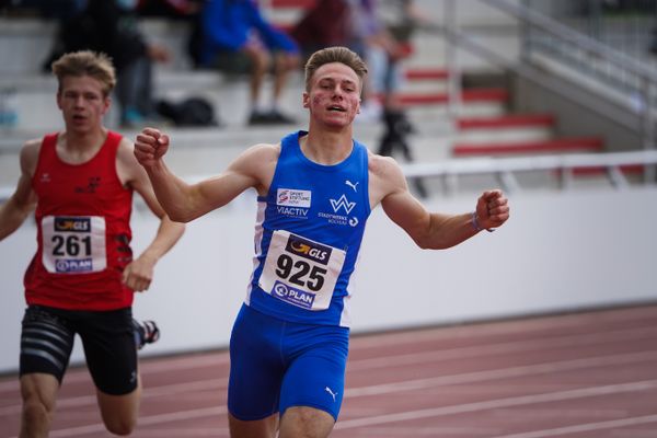 Lennart Hartenberg (TV Wattenscheid 01) freut sich ueber den deutschen Jugendmeistertitel am 01.08.2021 waehrend den deutschen Leichtathletik-Jugendmeisterschaften 2021 in Rostock (Tag 3)