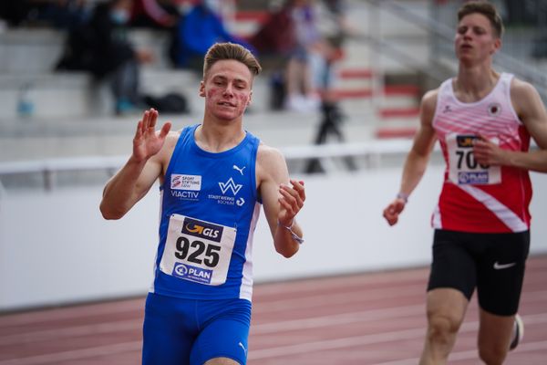 Lennart Hartenberg (TV Wattenscheid 01) freut sich ueber den deutschen Jugendmeistertitel am 01.08.2021 waehrend den deutschen Leichtathletik-Jugendmeisterschaften 2021 in Rostock (Tag 3)