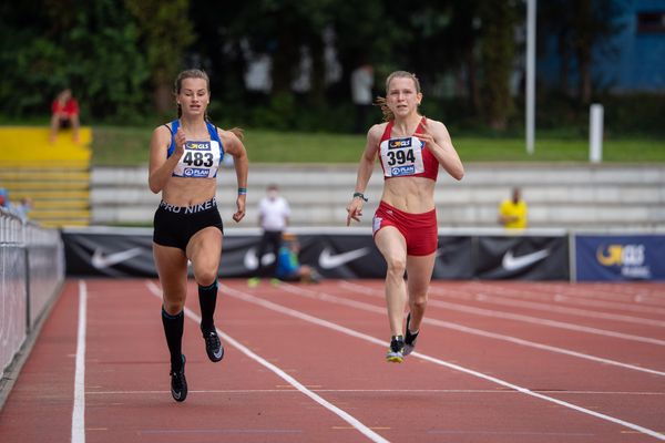 Lea Kimpel (LG Lueneburg) neben Jana Ernst (Hamburger SV) im 200m Vorlauf am 01.08.2021 waehrend den deutschen Leichtathletik-Jugendmeisterschaften 2021 in Rostock (Tag 3)