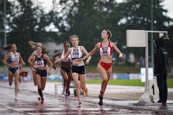 Jasmin Kuehnast (SC Potsdam) vor Finia Kretschmann (Troisdorfer LG)  am 01.08.2021 waehrend den deutschen Leichtathletik-Jugendmeisterschaften 2021 in Rostock (Tag 3)