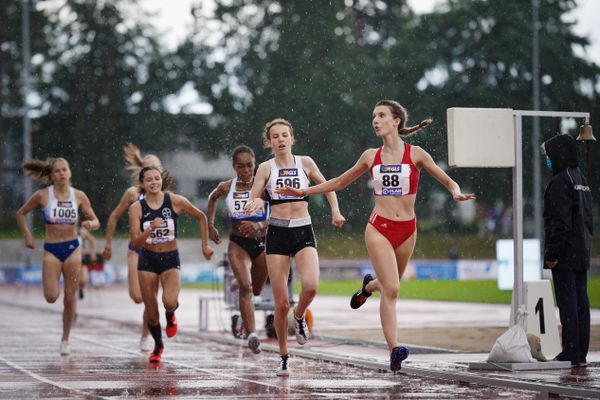 Jasmin Kuehnast (SC Potsdam) vor Finia Kretschmann (Troisdorfer LG)  am 01.08.2021 waehrend den deutschen Leichtathletik-Jugendmeisterschaften 2021 in Rostock (Tag 3)