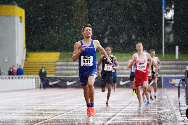 Elija Ziem (SC Neubrandenburg) im Regen am 01.08.2021 waehrend den deutschen Leichtathletik-Jugendmeisterschaften 2021 in Rostock (Tag 3)