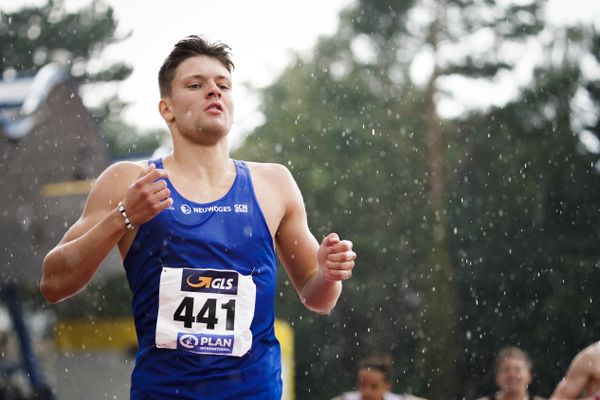 Elija Ziem (SC Neubrandenburg) im Regen am 01.08.2021 waehrend den deutschen Leichtathletik-Jugendmeisterschaften 2021 in Rostock (Tag 3)