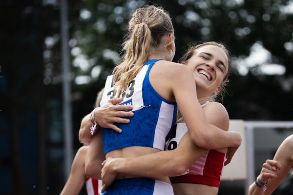 Lucia Sturm (TSV Moselfeuer Lehmen) und Sophia Volkmer (TV Wetzlar) am 01.08.2021 waehrend den deutschen Leichtathletik-Jugendmeisterschaften 2021 in Rostock (Tag 3)