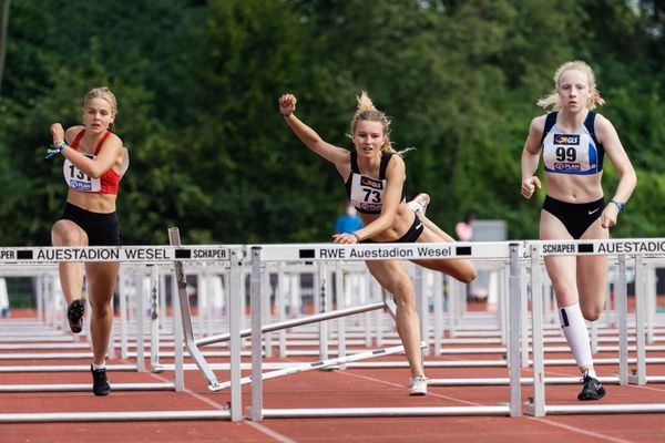 Luisa Kammerl (TSV Plattling) bleibt an der Huerde haengen und stuerzt am 21.08.2021 bei den Deutschen Meisterschaften Mehrkampf im Auestadion in Wesel (Tag 2)
