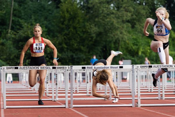 Luisa Kammerl (TSV Plattling) bleibt an der Huerde haengen und stuerzt am 21.08.2021 bei den Deutschen Meisterschaften Mehrkampf im Auestadion in Wesel (Tag 2)