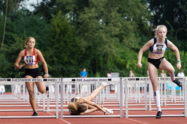 Luisa Kammerl (TSV Plattling) bleibt an der Huerde haengen und stuerzt am 21.08.2021 bei den Deutschen Meisterschaften Mehrkampf im Auestadion in Wesel (Tag 2)