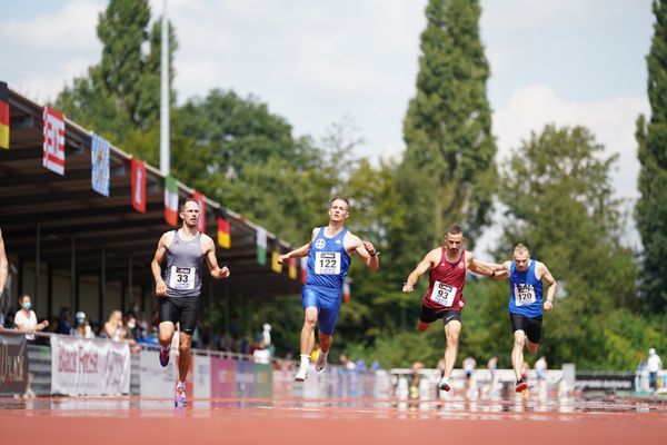 André Duesterhoeft (LG Buende-Loehne), Jan Ollech (USC Bochum), Merlin Kuehn (AMTV Hamburg), David Odenthal (Leichlinger Turnverein) ueber 100m am 21.08.2021 bei den Deutschen Meisterschaften Mehrkampf im Auestadion in Wesel (Tag 2)