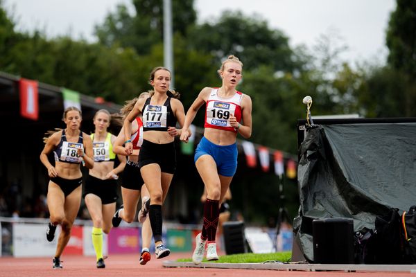 Julia Todt (SV Union Meppen) vor Nina Waeltz (LG Buende-Loehne) ueber 800m am 21.08.2021 bei den Deutschen Meisterschaften Mehrkampf im Auestadion in Wesel (Tag 2)