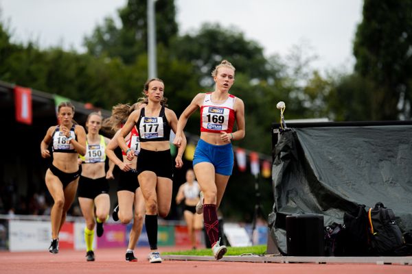 Julia Todt (SV Union Meppen) vor Nina Waeltz (LG Buende-Loehne) ueber 800m am 21.08.2021 bei den Deutschen Meisterschaften Mehrkampf im Auestadion in Wesel (Tag 2)