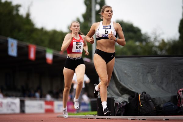 Franca Arnold (SSV Ulm 1846) vor Pauline Hillebrand (TSV Bayer 04 Leverkusen) im 800m Rennen am 21.08.2021 bei den Deutschen Meisterschaften Mehrkampf im Auestadion in Wesel (Tag 2)