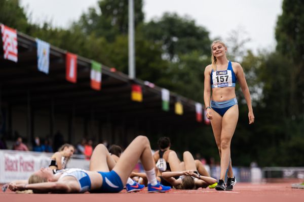 Lara Siemer (Rukeli Trollmann e. V.) nach dem 800m Lauf am 21.08.2021 bei den Deutschen Meisterschaften Mehrkampf im Auestadion in Wesel (Tag 2)
