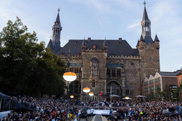 Viele Zuschauer am 22.09.2021 beim NetAachen-Domspringen 2021 auf dem Katschhof in Aachen