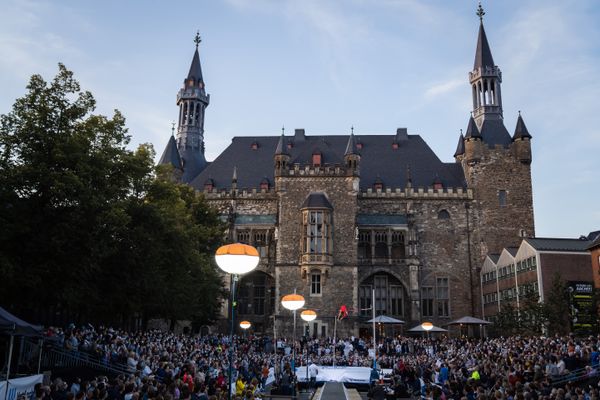 Viele Zuschauer am 22.09.2021 beim NetAachen-Domspringen 2021 auf dem Katschhof in Aachen