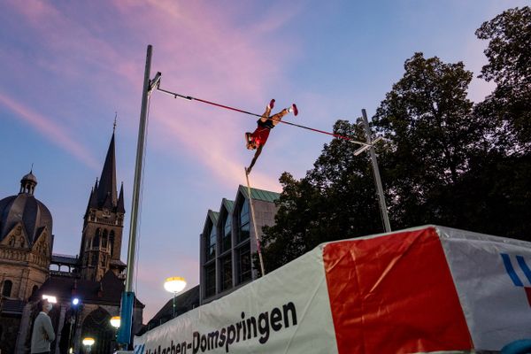 Bo Kanda Lita Baehre (TSV Bayer 04 Leverkusen) unter lila Himmel am 22.09.2021 beim NetAachen-Domspringen 2021 auf dem Katschhof in Aachen