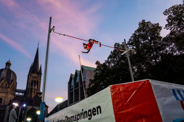 Bo Kanda Lita Baehre (TSV Bayer 04 Leverkusen) unter lila Himmel am 22.09.2021 beim NetAachen-Domspringen 2021 auf dem Katschhof in Aachen