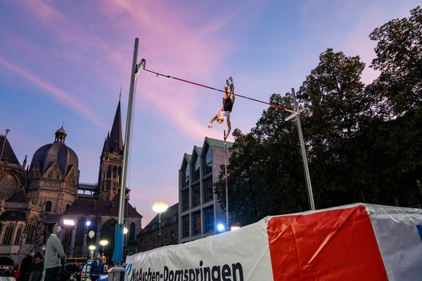 Piotr Lisek (POL) am 22.09.2021 beim NetAachen-Domspringen 2021 auf dem Katschhof in Aachen