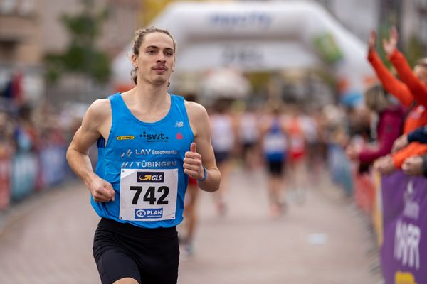 Robert Baumann (LAV Stadtwerke Tuebingen) am 31.10.2021 waehrend der DM 10km Strasse in Uelzen