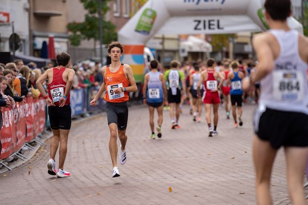 Nick Jaeger (TSV Penzberg) am 31.10.2021 waehrend der DM 10km Strasse in Uelzen