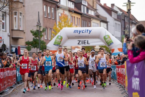 Start der Männer am 31.10.2021 waehrend der DM 10km Strasse in Uelzen. In der ersten Reihe v. l. n. r.: Jonathan Dahlke (TSV Bayer 04 Leverkusen), Joseph Katib (LG Braunschweig), Florian Orth (LG TELIS FINANZ Regensburg), Nils Voigt (TV Wattenscheid 01), Robert Meyer (VfL Sindelfingen), Richard Ringer (LC Rehlingen), Simon Boch (LG TELIS FINANZ Regensburg), Samuel Fitwi Sibhatu (LG Vulkaneifel), Dominik Notz (LG TELIS FINANZ Regensburg)