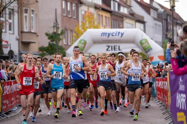 Start der Männer am 31.10.2021 waehrend der DM 10km Strasse in Uelzen. In der ersten Reihe v. l. n. r.: Jonathan Dahlke (TSV Bayer 04 Leverkusen), Joseph Katib (LG Braunschweig), Florian Orth (LG TELIS FINANZ Regensburg), Robert Meyer (VfL Sindelfingen), Simon Boch (LG TELIS FINANZ Regensburg), Samuel Fitwi Sibhatu (LG Vulkaneifel), Dominik Notz (LG TELIS FINANZ Regensburg)