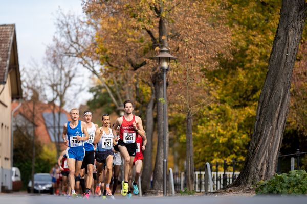 Nils Voigt (TV Wattenscheid 01), Robert Meyer (VfL Sindelfingen), Simon Boch (LG TELIS FINANZ Regensburg) und Sebastian Hendel (LG Braunschweig) am 31.10.2021 waehrend der DM 10km Strasse in Uelzen