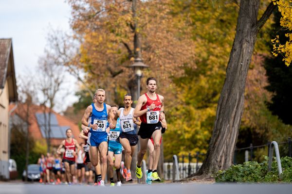 Sebastian Hendel (LG Braunschweig) vor Nils Voigt (TV Wattenscheid 01) und Simon Boch (LG TELIS FINANZ Regensburg) am 31.10.2021 waehrend der DM 10km Strasse in Uelzen