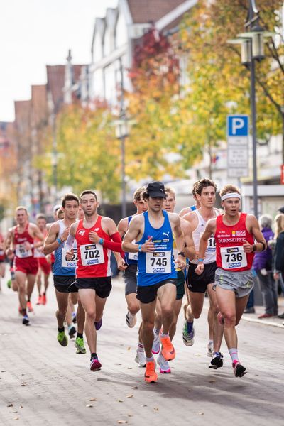 Maximilian Thorwirth (SFD 75 Duesseldorf-Süd), Anthony Tomsich (LAV Stadtwerke Tuebingen), Jonas Hoffmann (SG Wenden) am 31.10.2021 waehrend der DM 10km Strasse in Uelzen