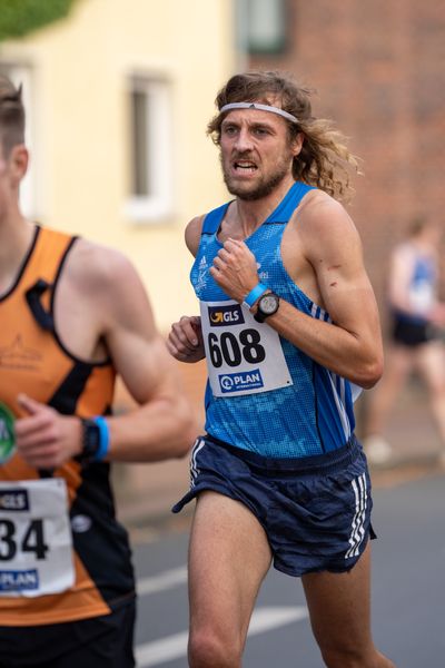 Tobias Singer (LAC Olympia 88 Berlin) am 31.10.2021 waehrend der DM 10km Strasse in Uelzen