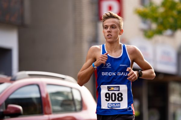 Tobias Ulbrich (LG Region Landshut) am 31.10.2021 waehrend der DM 10km Strasse in Uelzen