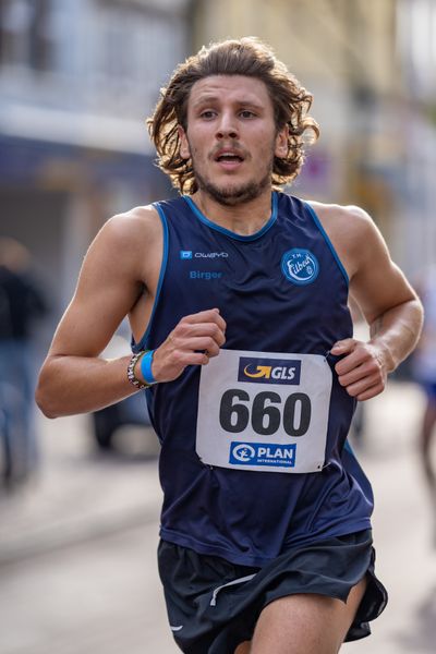 Julius Schroeder (Turnerbund Hamburg Eilbeck) am 31.10.2021 waehrend der DM 10km Strasse in Uelzen