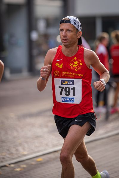 Dominik Schrader (Braunschweiger Laufclub) am 31.10.2021 waehrend der DM 10km Strasse in Uelzen