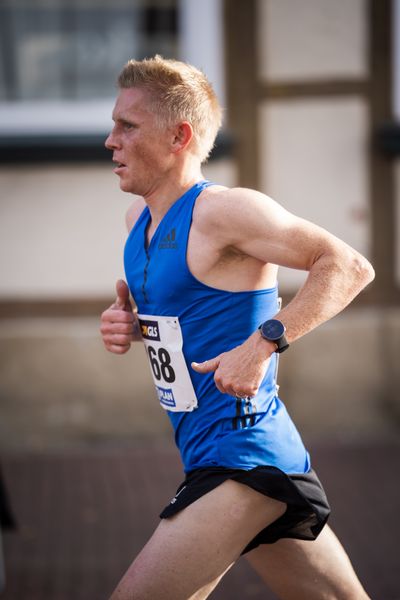 Steffen Uliczka (Leichtathletikclub Kronshagen) am 31.10.2021 waehrend der DM 10km Strasse in Uelzen