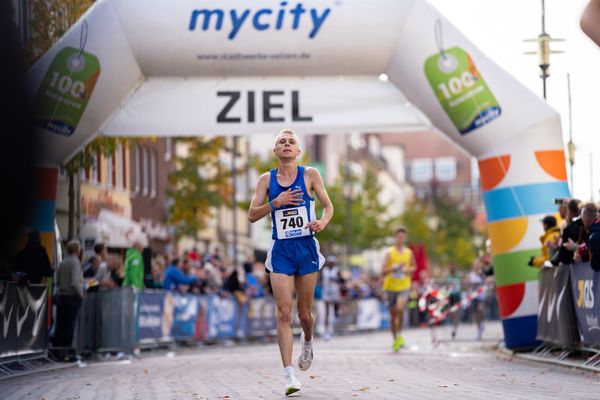 Zieleinlauf von Nils Voigt (TV Wattenscheid 01) am 31.10.2021 waehrend der DM 10km Strasse in Uelzen