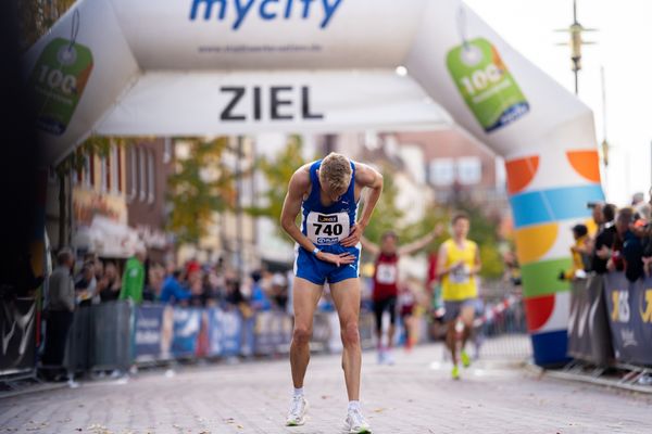 Zieleinlauf von Nils Voigt (TV Wattenscheid 01) am 31.10.2021 waehrend der DM 10km Strasse in Uelzen