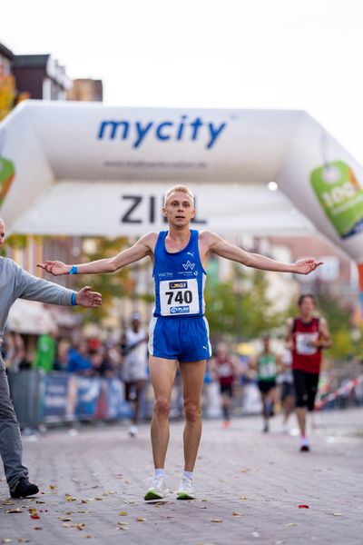 Zieleinlauf von Nils Voigt (TV Wattenscheid 01) am 31.10.2021 waehrend der DM 10km Strasse in Uelzen